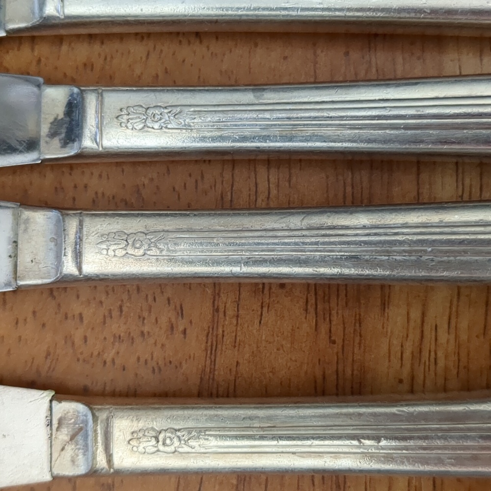 Set of 7 Vintage Butter Knives - Picture 6 of 11